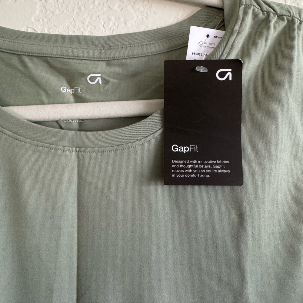 NWT GAP GapFit Women's Sage Green Tank Top - Picture 2 of 3
